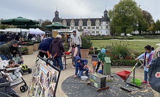 Der Tag der Regionen zum Ausklang des Paderborner Schloss-Sommers war wieder einmal gut besicht. Die vielen Besucherinnen und Besucher hatten an den vielen Ständen viel zu gucken. - Julia Spiekerkötter Der Tag der Regionen zum Ausklang des Paderborner Schloss-Sommers war wieder einmal gut besicht. Die vielen Besucherinnen und Besucher hatten an den vielen Ständen viel zu gucken. - Julia Spiekerkötter
