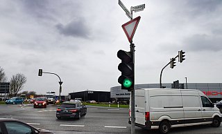 Fällt die Ampel aus, gilt umgehend das „Vorfahrt gewähren“-Schild über der Ampel. Der BMW-Fahrer fuhr trotzdem in die Kreuzung. - Barbara Franke Fällt die Ampel aus, gilt umgehend das „Vorfahrt gewähren“-Schild über der Ampel. Der BMW-Fahrer fuhr trotzdem in die Kreuzung. - Barbara Franke