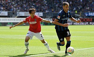 Neuzugang Marvin Pieringer (r.), der sich hier gegen Hannovers Sei Muroya durchsetzt, verbuchte in seinen ersten beiden Pflichtspielen für Paderborn satte sechs Scorerpunkte. - Imago Images Neuzugang Marvin Pieringer (r.), der sich hier gegen Hannovers Sei Muroya durchsetzt, verbuchte in seinen ersten beiden Pflichtspielen für Paderborn satte sechs Scorerpunkte. - Imago Images