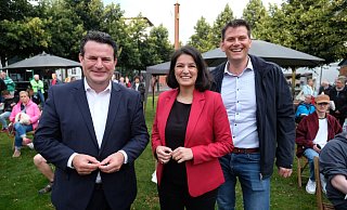 Auftritt auf dem Dreiecksplatz: Hubertus Heil (v.l.) mit Elvan Korkmaz-Emre und SPD-Kreischef Thorsten Klute. - Andreas Frücht Auftritt auf dem Dreiecksplatz: Hubertus Heil (v.l.) mit Elvan Korkmaz-Emre und SPD-Kreischef Thorsten Klute. - Andreas Frücht