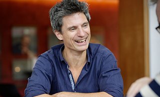 Der 43-jährige Robin Davis, gebürtig aus Exeter, ist der neue Generalmusikdirektor der Bielefelder Philharmoniker. - Peter Unger Der 43-jährige Robin Davis, gebürtig aus Exeter, ist der neue Generalmusikdirektor der Bielefelder Philharmoniker. - Peter Unger