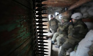 Ukrainische Soldaten ruhen sich in einem Unterschlupf in der Region Luhansk in der Ostukraine aus. - Foto: Vadim Ghirda/AP/dpa Ukrainische Soldaten ruhen sich in einem Unterschlupf in der Region Luhansk in der Ostukraine aus. - Foto: Vadim Ghirda/AP/dpa