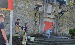 Mit Lösungsmittel und Hochdruckreiniger entfernen Feuerwehrleute und Maler die Aufschrift. - Feuerwehr Paderborn Mit Lösungsmittel und Hochdruckreiniger entfernen Feuerwehrleute und Maler die Aufschrift. - Feuerwehr Paderborn