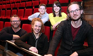 Diese fünf von mehr als 350 Theaterleuten feiern ganz unterschiedlich Weihnachten, manche haben auch Dienst: Ankleider Stephan Killian, Requisiteurin Inken Ewert, Tänzer Alexandre Nodari, Dramaturgin Janett Metzger und Theater- und Tanzpädagoge Gianni Cuccaro. Foto: Wolfgang Rudolf - Wolfgang Rudolf Diese fünf von mehr als 350 Theaterleuten feiern ganz unterschiedlich Weihnachten, manche haben auch Dienst: Ankleider Stephan Killian, Requisiteurin Inken Ewert, Tänzer Alexandre Nodari, Dramaturgin Janett Metzger und Theater- und Tanzpädagoge Gianni Cuccaro. Foto: Wolfgang Rudolf - Wolfgang Rudolf