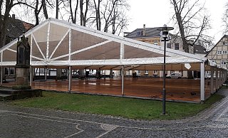 Das Gottesdienstzelt auf dem Kirchplatz in Brakel ist bereits aufgebaut. Sechs Gottesdienste werden hier an Heiligabend gefeiert. - Manuela Puls Das Gottesdienstzelt auf dem Kirchplatz in Brakel ist bereits aufgebaut. Sechs Gottesdienste werden hier an Heiligabend gefeiert. - Manuela Puls
