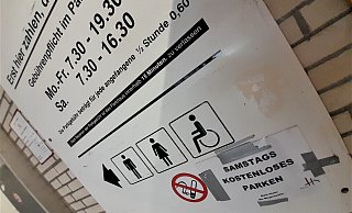 Einfach gehandhabt: Ein aufgeklebtes Schild zum Parkhaus an der Bachstraße kann bis Jahresende hängen bleiben. - Simone Flörke Einfach gehandhabt: Ein aufgeklebtes Schild zum Parkhaus an der Bachstraße kann bis Jahresende hängen bleiben. - Simone Flörke