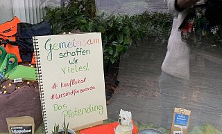 Für eine persönliche Ansprache an die Kunden nutzt Yvonne Meyer ihr Schaufenster. Erst im August 2020 eröffnete sie ihre Boutique für Hundeaccessoires "Das Pfotending" in der Elisabethstraße. - Natalie Gottwald Für eine persönliche Ansprache an die Kunden nutzt Yvonne Meyer ihr Schaufenster. Erst im August 2020 eröffnete sie ihre Boutique für Hundeaccessoires "Das Pfotending" in der Elisabethstraße. - Natalie Gottwald