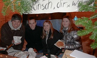 Jugendparlamentarier Justin Hermey (v. l.), Henri Lindner, Emina Jusic und Carolin Broeker bieten Waffeln und gebrannte Mandeln. - Kristoffer Fillies Jugendparlamentarier Justin Hermey (v. l.), Henri Lindner, Emina Jusic und Carolin Broeker bieten Waffeln und gebrannte Mandeln. - Kristoffer Fillies