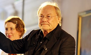 Schauspieler Klaus Maria Brandauer mit der Cellistin Maria Magdalena Wiesmaier im Kaisersaal von Schloss Corvey - Burkhard Battran Schauspieler Klaus Maria Brandauer mit der Cellistin Maria Magdalena Wiesmaier im Kaisersaal von Schloss Corvey - Burkhard Battran