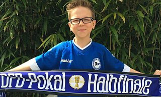 Jarno Hartmann 2015 als Neunjähriger mit Arminia-Schal. Mit dem Pokal-Halbfinale des DSC Arminia Bielefeld verbindet er einen besondere Erinnerung. - Jarno Hartmann Jarno Hartmann 2015 als Neunjähriger mit Arminia-Schal. Mit dem Pokal-Halbfinale des DSC Arminia Bielefeld verbindet er einen besondere Erinnerung. - Jarno Hartmann