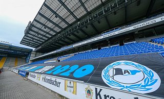 Am kommenden Freitag werden die Abiturienten der Europaschule mit ihren Eltern, Lehrern und einigen Ehrengästen in der Schüco-Arena Platz nehmen. Auf der gepflasterten Fläche vor dem Rasen wird ein roter Teppich ausgerollt. - Foto: Andreas Zobe/NW Am kommenden Freitag werden die Abiturienten der Europaschule mit ihren Eltern, Lehrern und einigen Ehrengästen in der Schüco-Arena Platz nehmen. Auf der gepflasterten Fläche vor dem Rasen wird ein roter Teppich ausgerollt. - Foto: Andreas Zobe/NW