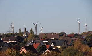 Es ist umstritten, wie nah dran Windräder, wie hier bei Fürstenau, an Ortschaften rücken dürfen. Die CDU plädiert für eine 1.000-Meter-Abstandsregelung. - David Schellenberg Es ist umstritten, wie nah dran Windräder, wie hier bei Fürstenau, an Ortschaften rücken dürfen. Die CDU plädiert für eine 1.000-Meter-Abstandsregelung. - David Schellenberg