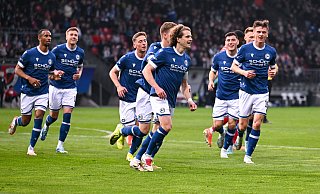 Kapitän Mael Corboz (vorne) wurde vom DFB als Spieler der Saison ausgezeichnet. Auch mit seinem Notendurchschnitt gehört er beim DSC zu den Besten. - Teresa Kroeger Kapitän Mael Corboz (vorne) wurde vom DFB als Spieler der Saison ausgezeichnet. Auch mit seinem Notendurchschnitt gehört er beim DSC zu den Besten. - Teresa Kroeger