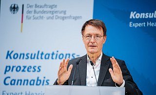 Gesundheitsminister Karl Lauterbach bei der Expertenanhörung zur Vorbereitung der geplanten kontrollierten Abgabe von Cannabis an Erwachsene in Deutschland. - Foto: Kay Nietfeld/dpa Gesundheitsminister Karl Lauterbach bei der Expertenanhörung zur Vorbereitung der geplanten kontrollierten Abgabe von Cannabis an Erwachsene in Deutschland. - Foto: Kay Nietfeld/dpa