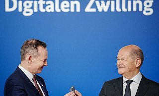 Bundeskanzler Olaf Scholz (r, SPD) übergibt an Volker Wissing (FDP), Bundesminister für Verkehr und Digitales, eine Komponente eines Schaltschranks weiter. - Kay Nietfeld/dpa Bundeskanzler Olaf Scholz (r, SPD) übergibt an Volker Wissing (FDP), Bundesminister für Verkehr und Digitales, eine Komponente eines Schaltschranks weiter. - Kay Nietfeld/dpa