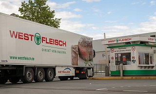 Im Minutentakt fahren Lkw auf das Westfleisch-Gelände in Lübbecke. - Noah Brümmelhorst Im Minutentakt fahren Lkw auf das Westfleisch-Gelände in Lübbecke. - Noah Brümmelhorst