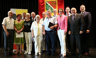 Lange dabei: Heimatministerin Ina Scharrenbach (3. v. r.) und der CDU-Kreisvorsitzende Lars Brakhage (r.) beglückwünschten langjährige Mitglieder der CDU Leopoldshöhe. - Thomas Dohna Lange dabei: Heimatministerin Ina Scharrenbach (3. v. r.) und der CDU-Kreisvorsitzende Lars Brakhage (r.) beglückwünschten langjährige Mitglieder der CDU Leopoldshöhe. - Thomas Dohna