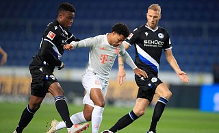 Serge Gnabry wird beim Spiel auf der Alm von Anderson Lucoqui und Mike van der Hoorn verfolgt. - AFP / Wolfgang Rattay Serge Gnabry wird beim Spiel auf der Alm von Anderson Lucoqui und Mike van der Hoorn verfolgt. - AFP / Wolfgang Rattay
