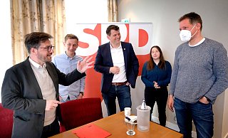 SPD-Spitzenkandidat Thomas Kutschaty (v.l.) diskutiert mit den heimischen Kandidaten Stefan Schneidt, Thorsten Klute und Rachel Hasler mit dem Herzebrock-Clarholzer Stadtplaner Michael Brandes, wie Kommunen Fachkräfte gewinnen können. Foto: Andreas Frücht - Andreas Frücht SPD-Spitzenkandidat Thomas Kutschaty (v.l.) diskutiert mit den heimischen Kandidaten Stefan Schneidt, Thorsten Klute und Rachel Hasler mit dem Herzebrock-Clarholzer Stadtplaner Michael Brandes, wie Kommunen Fachkräfte gewinnen können. Foto: Andreas Frücht - Andreas Frücht