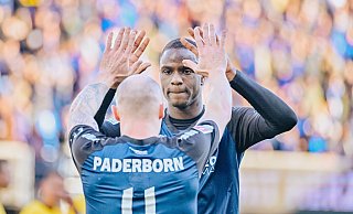 Ilyas Ansah (hinten) und Sven Michel bejubeln den Sieg über den Hamburger SV. - Besim Mazhiqi Ilyas Ansah (hinten) und Sven Michel bejubeln den Sieg über den Hamburger SV. - Besim Mazhiqi