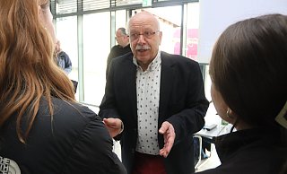 Mit seinem Vortrag erläuterte der ehemalige Richter Martin Lehmann den Zehntklässlern der Heinz-Sielmann-Schule die Grundzüge des demokratischen Rechtsstaats. - Knut Dinter Mit seinem Vortrag erläuterte der ehemalige Richter Martin Lehmann den Zehntklässlern der Heinz-Sielmann-Schule die Grundzüge des demokratischen Rechtsstaats. - Knut Dinter