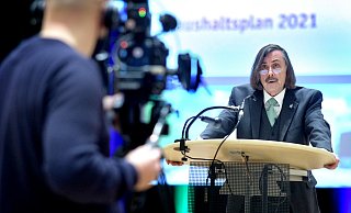 Norbert Morkes ist zwar bis Ende des Monats krankgeschrieben. Aber ins Büro lässt er sich trotzdem bringen, wenn es erforderlich ist. - Andreas Frücht Norbert Morkes ist zwar bis Ende des Monats krankgeschrieben. Aber ins Büro lässt er sich trotzdem bringen, wenn es erforderlich ist. - Andreas Frücht