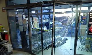 Das Mindener Schöffengericht befasste sich mit dem Einbruch in den Aue-Markt in Pr. Ströhen. Mit Einkaufswagen hatten sich die Täter den Weg durch die Tür gebahnt. - Polizei Minden-Lübbecke Das Mindener Schöffengericht befasste sich mit dem Einbruch in den Aue-Markt in Pr. Ströhen. Mit Einkaufswagen hatten sich die Täter den Weg durch die Tür gebahnt. - Polizei Minden-Lübbecke
