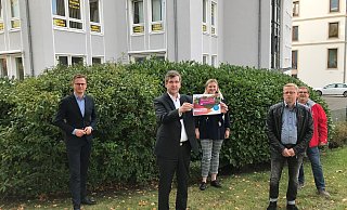 Carsten Linnemann (v.l.), Konrad Jablonski (IG Metall), Clea Stille, Manfred Block (Benteler-Betriebsratsvorsitzender) und Alfonso Maira (Benteler-Betriebsrat) werben gemeinsam für die Ausbildung bei Benteler. - IG Metall Carsten Linnemann (v.l.), Konrad Jablonski (IG Metall), Clea Stille, Manfred Block (Benteler-Betriebsratsvorsitzender) und Alfonso Maira (Benteler-Betriebsrat) werben gemeinsam für die Ausbildung bei Benteler. - IG Metall