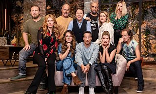 Die Comedians Axel Stein (hintere Reihe, l-r), Christoph Maria Herbst, Michael "Bully" Herbig, Abdelkarim, Hazel Brugger, Michelle Hunziker, sowie Palina Rojinski (vordere Reihe, l-r), Carolin Kebekus, der verstorbene Mirco Nontschew, Anke Engelke und Olaf Schubert beim Gruppenfoto für die dritte Staffel der Comedyserie «LOL - Last One Laughing». - Foto: Frank Zauritz/Amazon Prime Video/dpa Die Comedians Axel Stein (hintere Reihe, l-r), Christoph Maria Herbst, Michael "Bully" Herbig, Abdelkarim, Hazel Brugger, Michelle Hunziker, sowie Palina Rojinski (vordere Reihe, l-r), Carolin Kebekus, der verstorbene Mirco Nontschew, Anke Engelke und Olaf Schubert beim Gruppenfoto für die dritte Staffel der Comedyserie «LOL - Last One Laughing». - Foto: Frank Zauritz/Amazon Prime Video/dpa