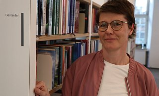 Stefanie Jonas, stellvertretende Leitung der Stadtbibliothek Paderborn, am Regal mit den Bestsellern, auf deren Lektüre die Leserinnen und Leser schon mal mehrere Monate warten müssen, wenn es nicht mehrere Exemplare gibt. - Holger Kosbab Stefanie Jonas, stellvertretende Leitung der Stadtbibliothek Paderborn, am Regal mit den Bestsellern, auf deren Lektüre die Leserinnen und Leser schon mal mehrere Monate warten müssen, wenn es nicht mehrere Exemplare gibt. - Holger Kosbab