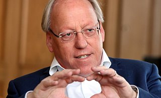 Bielefelds Oberbürgermeister Pit Clausen warnt vor zu frühen Lockerungen, „sonst verspielen wir das, was wir uns erarbeitet haben“. - Andrea Rolfes Bielefelds Oberbürgermeister Pit Clausen warnt vor zu frühen Lockerungen, „sonst verspielen wir das, was wir uns erarbeitet haben“. - Andrea Rolfes