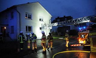 Die Einsatzkräfte der Feuerwehr waren auch mit der Drehleiter an den Brandort geeilt. - Hubert Rösel Die Einsatzkräfte der Feuerwehr waren auch mit der Drehleiter an den Brandort geeilt. - Hubert Rösel