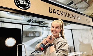 Marisa Rolf, Tochter von "Backsüchtig" Erfinder Martin Rolf, schraubt und sägt schon eifrig am neuen Auftritt der beliebten Kult-Bäckerei. - Stefan Becker Marisa Rolf, Tochter von "Backsüchtig" Erfinder Martin Rolf, schraubt und sägt schon eifrig am neuen Auftritt der beliebten Kult-Bäckerei. - Stefan Becker