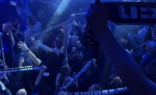 Nach dem Viertelfinale Arminia gegen Werder Bremen haben Mannschaft und Fans ausgelassen, aber friedlich gemeinsam gefeiert. - Café Europa Nach dem Viertelfinale Arminia gegen Werder Bremen haben Mannschaft und Fans ausgelassen, aber friedlich gemeinsam gefeiert. - Café Europa
