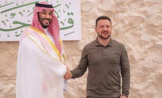 Der ukrainische Präsident Wolodymyr Selenskyj besuchte im Mai Saudi-Arabien - und traf dort Kronprinz Mohammed bin Salman (l). Nun findet in Dschidda ein Treffen mit Vertretern aus 40 Ländern statt. - -/SPA/dpa Der ukrainische Präsident Wolodymyr Selenskyj besuchte im Mai Saudi-Arabien - und traf dort Kronprinz Mohammed bin Salman (l). Nun findet in Dschidda ein Treffen mit Vertretern aus 40 Ländern statt. - -/SPA/dpa