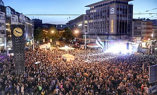 Der Leineweber-Markt im Jahr 2019. Lea sang damals auf dem Jahnplatz. Tausende Besucher kamen. Unvorstellbar in Corona-Zeiten. - Sarah Jonek Der Leineweber-Markt im Jahr 2019. Lea sang damals auf dem Jahnplatz. Tausende Besucher kamen. Unvorstellbar in Corona-Zeiten. - Sarah Jonek