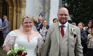 Die Hochzeitsgesellschaft vor der Petri-Kirche pustet nach der Trauung von Tina und Arne Ziegler Seifenblasen in den Oktoberhimmel. - Rita Sprick Die Hochzeitsgesellschaft vor der Petri-Kirche pustet nach der Trauung von Tina und Arne Ziegler Seifenblasen in den Oktoberhimmel. - Rita Sprick