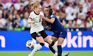 Ging vorbildlich voran: Kapitänin Janina Minge. - Sebastian Christoph Gollnow/dpa Ging vorbildlich voran: Kapitänin Janina Minge. - Sebastian Christoph Gollnow/dpa