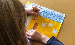 Man kann auch von zu Hause aus Kontakt zu Omas, Opas, Freunden und Mitschülern halten, meint diese Schülerin. - Privat Man kann auch von zu Hause aus Kontakt zu Omas, Opas, Freunden und Mitschülern halten, meint diese Schülerin. - Privat