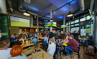 Rund 100 Gäste fiebern in der "Three Sixty Sportsbar" am Boulevard in Bielefeld mit den Arminen auf dem Platz. Die Bar liegt ganz in der Nähe des Bahnhofs. - Andreas Zobe Rund 100 Gäste fiebern in der "Three Sixty Sportsbar" am Boulevard in Bielefeld mit den Arminen auf dem Platz. Die Bar liegt ganz in der Nähe des Bahnhofs. - Andreas Zobe
