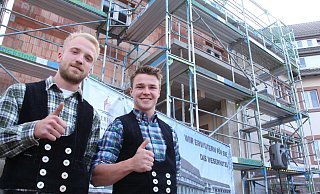 Zimmergeselle Kai Siewers (l.) und Azubi Finn Christoph haben den Richtkranz gesetzt. - Burkhard Battran Zimmergeselle Kai Siewers (l.) und Azubi Finn Christoph haben den Richtkranz gesetzt. - Burkhard Battran