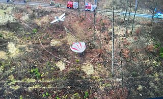 Das Ultraleichtflugzeug ging an dem Rettungsfallschirm im Wald bei Frohnhausen zu Boden. - FFW Brakel Das Ultraleichtflugzeug ging an dem Rettungsfallschirm im Wald bei Frohnhausen zu Boden. - FFW Brakel