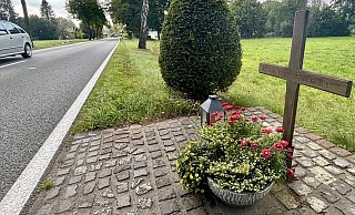 Das Gedenkkreuz an der Klausheider Straße in Hövelhof erinnert auch 31 Jahre nach dem Mord noch an Taxifahrer Hansi Funke. An diesem Ort wurde der Leichnam nach der Tat entdeckt. - Jens Reddeker Das Gedenkkreuz an der Klausheider Straße in Hövelhof erinnert auch 31 Jahre nach dem Mord noch an Taxifahrer Hansi Funke. An diesem Ort wurde der Leichnam nach der Tat entdeckt. - Jens Reddeker