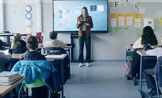 Ein Ausschnitt aus dem Film "Behave", in dem eine KI die Aufgaben der Schulleitung übernimmt und ein System aus Regeln und Perfektion aufbaut. - Screenshot Trailer "Behave" Ein Ausschnitt aus dem Film "Behave", in dem eine KI die Aufgaben der Schulleitung übernimmt und ein System aus Regeln und Perfektion aufbaut. - Screenshot Trailer "Behave"