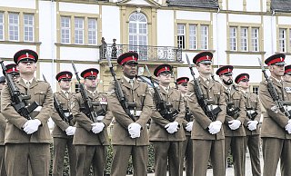 Vor historischer Kulisse: Soldaten des 3 Armoured Close Support Battalion REME bei der Abschiedsparade im Schlosspark. - Holger Kosbab Vor historischer Kulisse: Soldaten des 3 Armoured Close Support Battalion REME bei der Abschiedsparade im Schlosspark. - Holger Kosbab