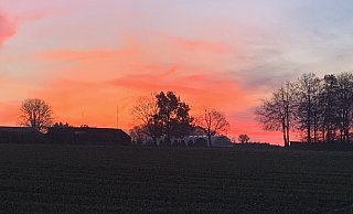 So rot ging die Sonne am Sonntagmorgen zwischen Löhne und Vlotho auf. - Stefan Schelp So rot ging die Sonne am Sonntagmorgen zwischen Löhne und Vlotho auf. - Stefan Schelp