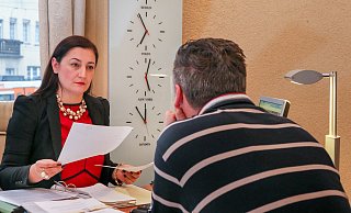 Rechtsanwältin Daliborka Djukic-Schröder mit ihren Mandanten, dem schwere Kriegsverbrechen vorgeworfen wurden. - Andreas Zobe Rechtsanwältin Daliborka Djukic-Schröder mit ihren Mandanten, dem schwere Kriegsverbrechen vorgeworfen wurden. - Andreas Zobe