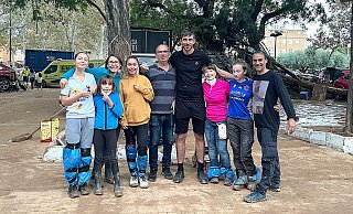 Überall Schlamm, Trümmer, Müllsäcke als Stulpen. Die Helfer des ersten Tages sind Familie Sharpe-Fischer mit den Töchtern Emma (v.l.), Greta und Lola (4.v.l.) mit Mama Dorothee Fischer, rechts Oliver Sharpe mit Tochter Allegra sowie Freunde und Mitarbeiter. - privat / Fischer Überall Schlamm, Trümmer, Müllsäcke als Stulpen. Die Helfer des ersten Tages sind Familie Sharpe-Fischer mit den Töchtern Emma (v.l.), Greta und Lola (4.v.l.) mit Mama Dorothee Fischer, rechts Oliver Sharpe mit Tochter Allegra sowie Freunde und Mitarbeiter. - privat / Fischer