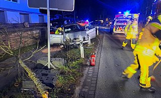 Bei einem Verkehrsunfall kollidierte auf der Vlothoer Straße ein Auto mit mehreren Bäumen. - Feuerwehr Bad Oeynhausen Bei einem Verkehrsunfall kollidierte auf der Vlothoer Straße ein Auto mit mehreren Bäumen. - Feuerwehr Bad Oeynhausen