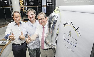 Drei Daumen, eine Kerze: Zum einjährigen Geburtstag der Garage 33 stellen (v. l.) Otto Drosihn (Vorsitzender von "Paderborn überzeugt"), Rüdiger Kabst (Leiter des Technologietransfer- und Existenzgründungscenters der Uni Paderborn) und Bürgermeister Michael Dreier ihr Foto zum Start des Innovationsquartiers nach. - Birger Berbüsse Drei Daumen, eine Kerze: Zum einjährigen Geburtstag der Garage 33 stellen (v. l.) Otto Drosihn (Vorsitzender von "Paderborn überzeugt"), Rüdiger Kabst (Leiter des Technologietransfer- und Existenzgründungscenters der Uni Paderborn) und Bürgermeister Michael Dreier ihr Foto zum Start des Innovationsquartiers nach. - Birger Berbüsse